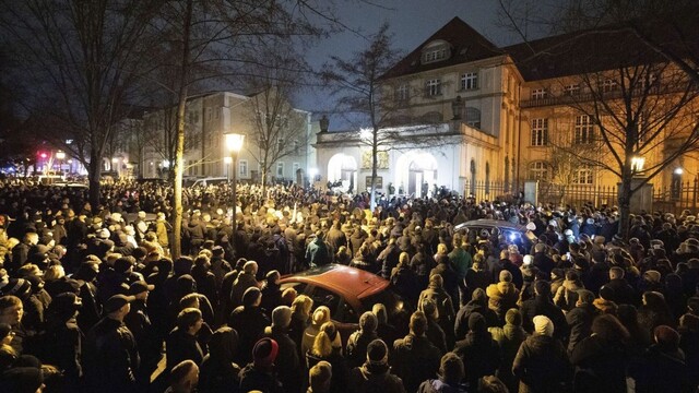 Nemci vyšli do ulíc aj v pondelok. Proti povinnému očkovaniu tam protestovali desaťtisíce ľudí