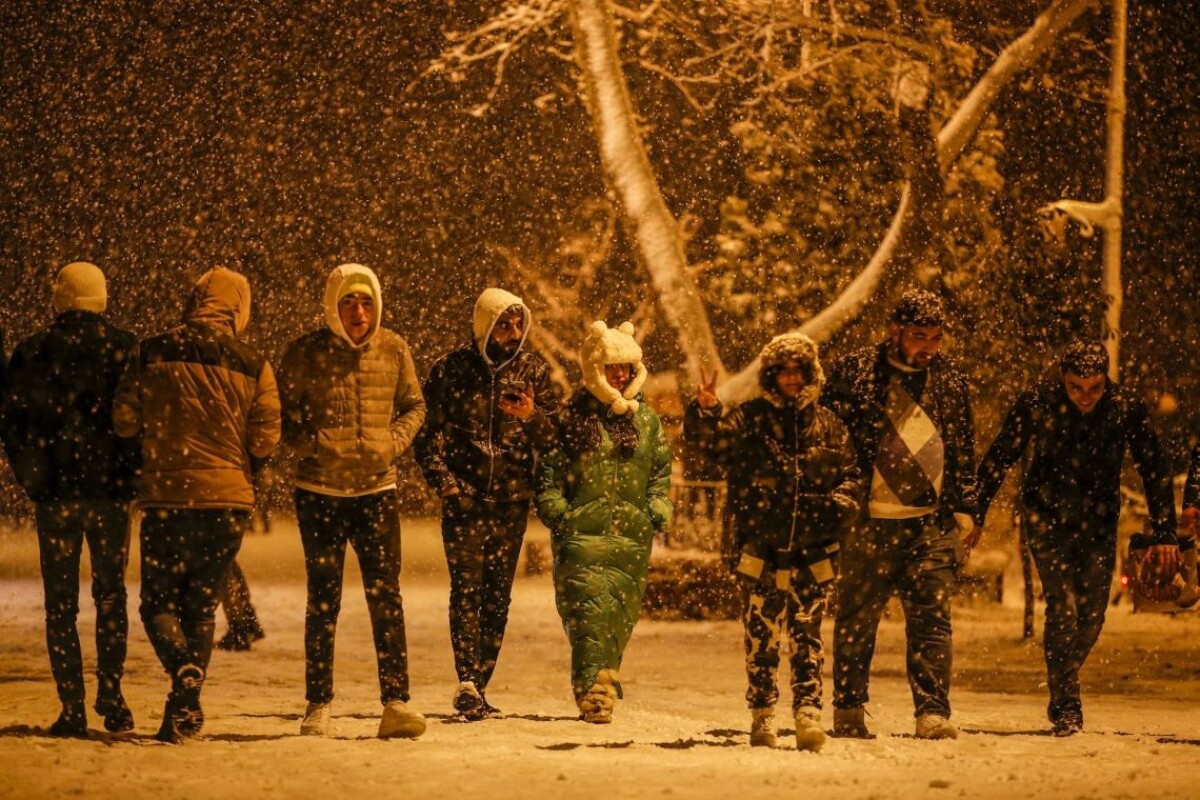 Ľudia kráčajú ulicami Istanbulu počas sneženia v pondelok 24. januára 2022.