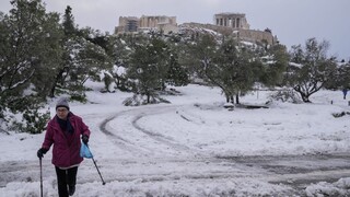 FOTO: Silné sneženie spôsobilo problémy aj v Grécku. Na záchranu ľudí museli použiť armádu