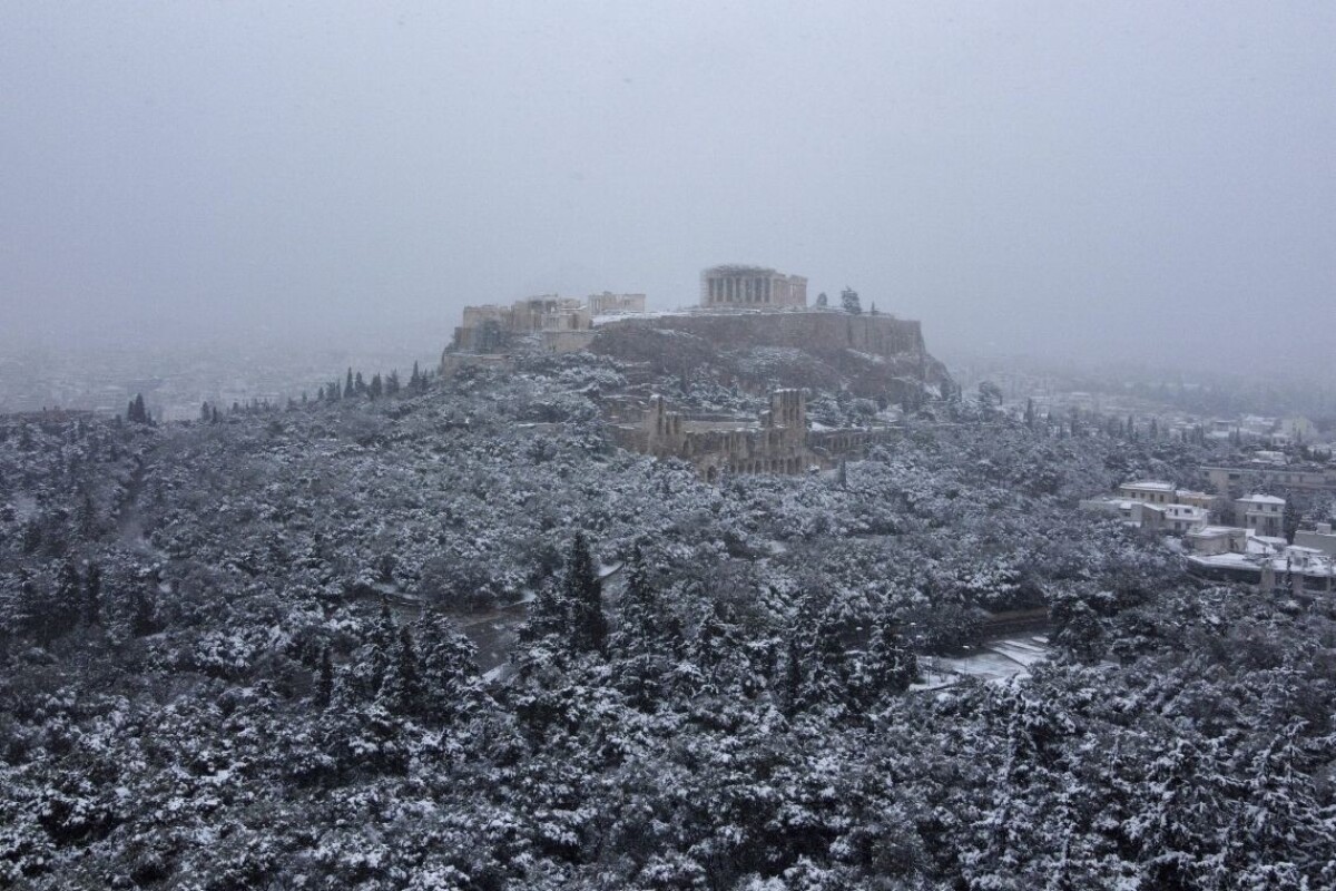 taroveká Akropola je pokrytá  snehom v Aténach v pondelok 24. januára 2022.