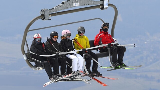 Pred lyžovačkou sa nezabudnite poistiť. Poranenie na svahu môže spôsobiť nemalé finančné výdavky