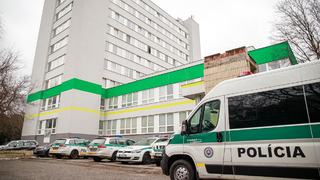 V bratislavskom byte sa našlo bezvládne telo muža. Policajti vyšetrujú prípad vraždy