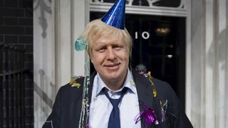 Johnson sa z funkcie premiéra Británie odstúpiť nechystá. Na vyšetrovaní večierkov však bude spolupracovať
