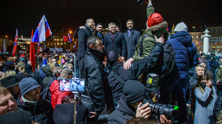 FOTO: Opozícia hovorila na proteste v Bratislave o predčasných voľbách, kritizovala aj dohodu s USA