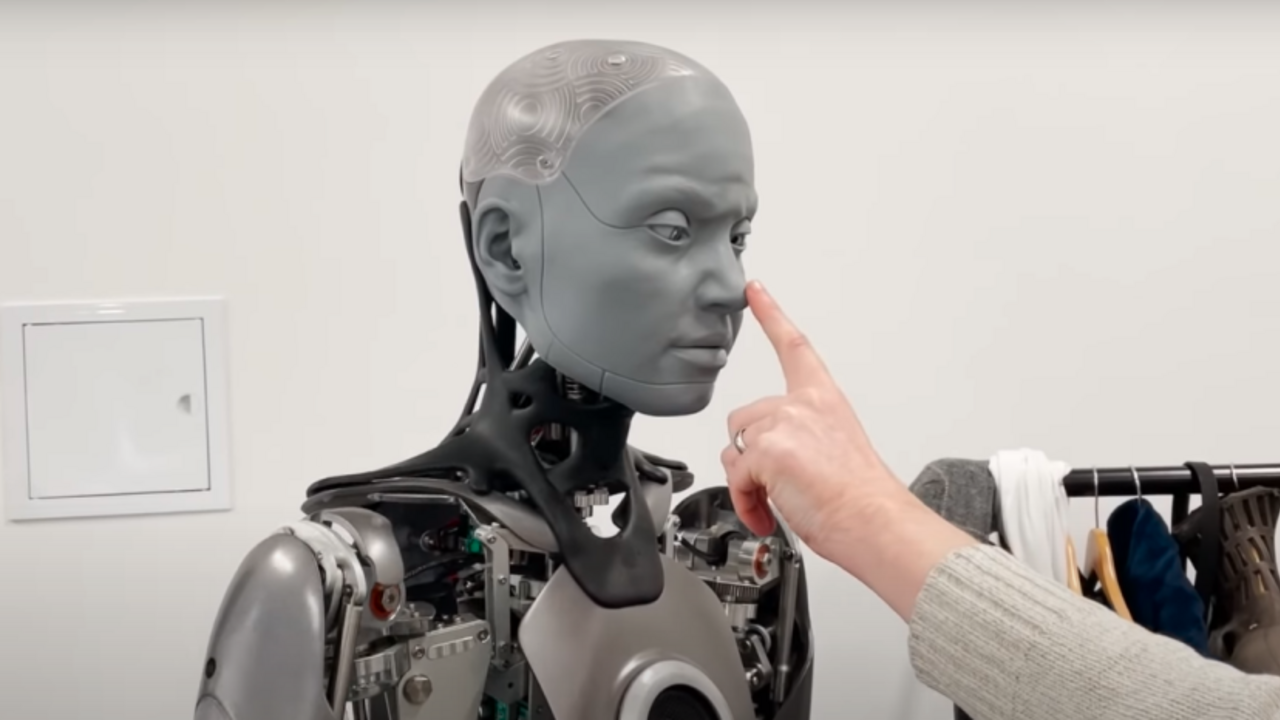 Humanoid inštinktívne odstrčil ruku konštruktéra, ktorý ho chytil za nos. Výskumníkov to vydesilo