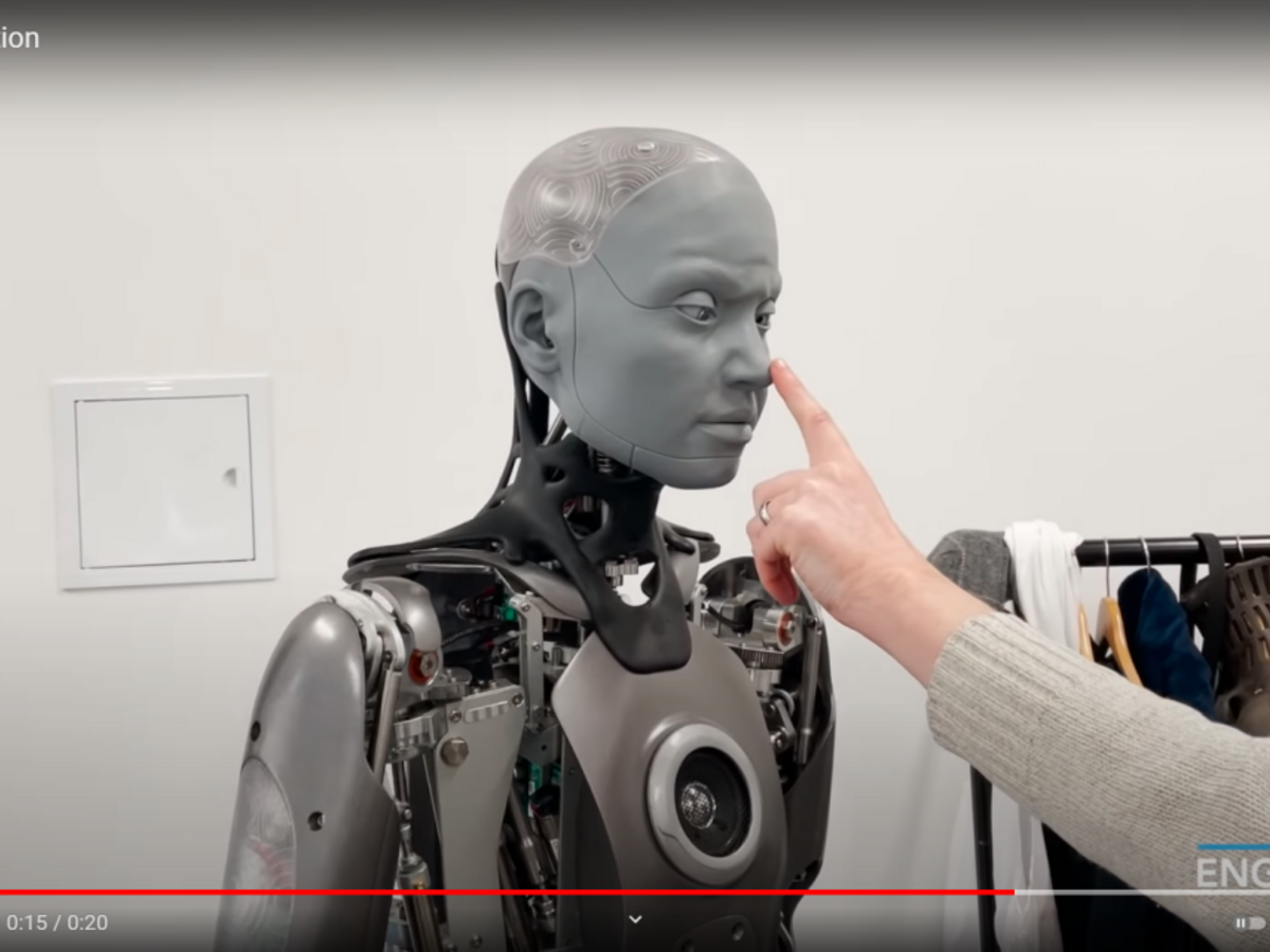 Humanoid inštinktívne odstrčil ruku konštruktéra, ktorý ho chytil za nos. Výskumníkov to vydesilo