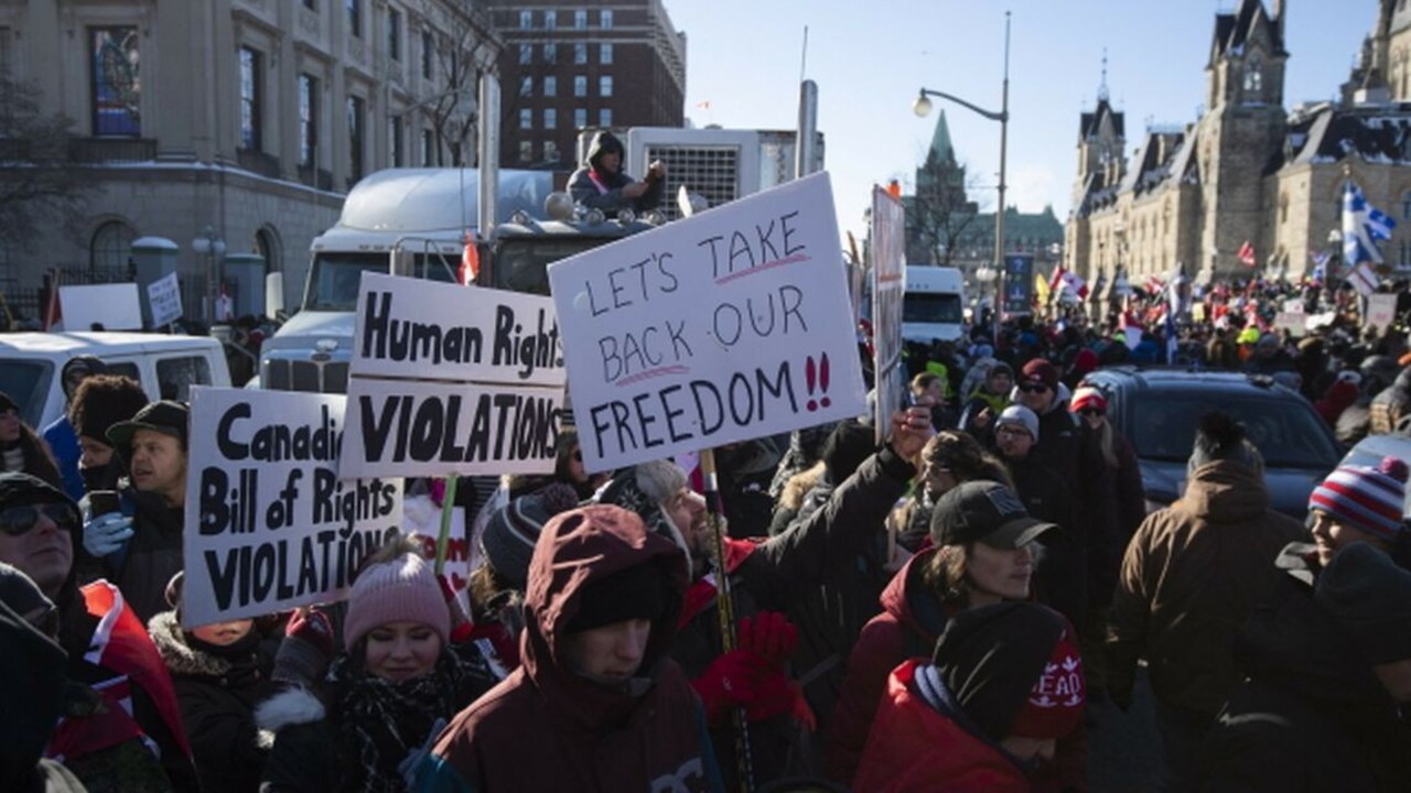 V Kanade protestujú proti povinnému očkovaniu. Účastníci protestu mali tancovať na hrobe vojaka