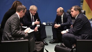 Johnson musel plánovaný rozhovor s Putinom odložiť. Zdržal sa pri bránení svojej vlády v parlamente