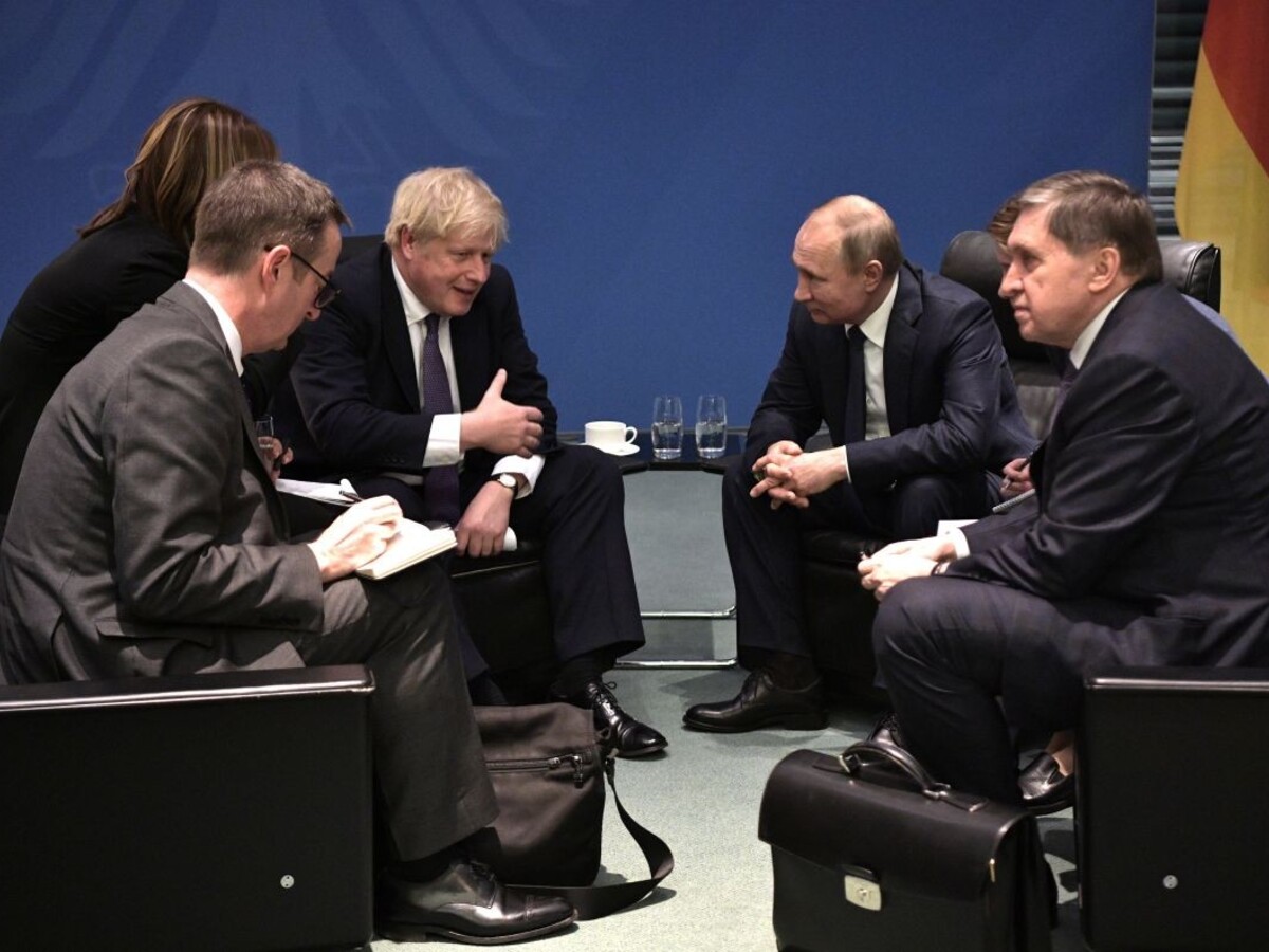 Johnson musel plánovaný rozhovor s Putinom odložiť. Zdržal sa pri bránení svojej vlády v parlamente