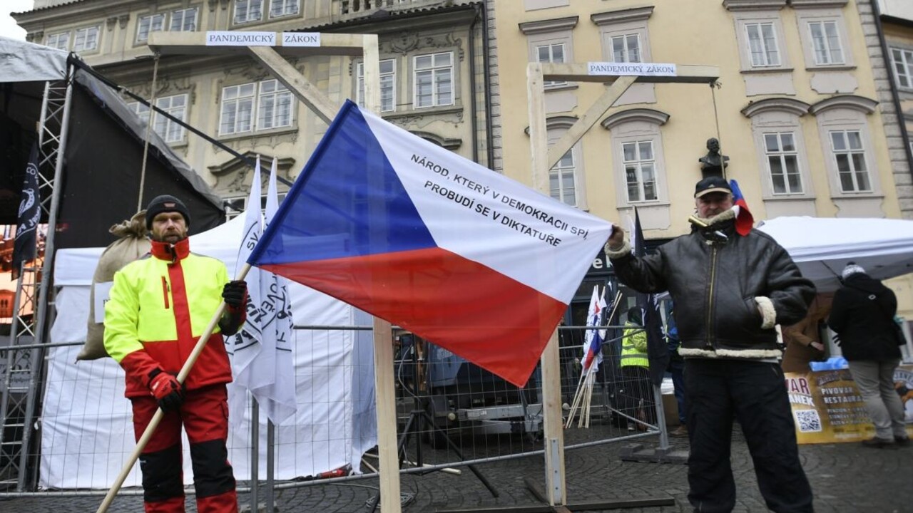 Česi na protest pred parlamentom priniesli aj šibenice, zakročiť musela polícia
