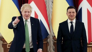 Johnson je už v Kyjeve, stretol sa so Zelenským. Čaká ho aj telefonát s Putinom
