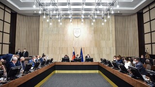 Vláda rokuje o nákupe antigénových testov, niektorí ministri sa zúčastňujú online