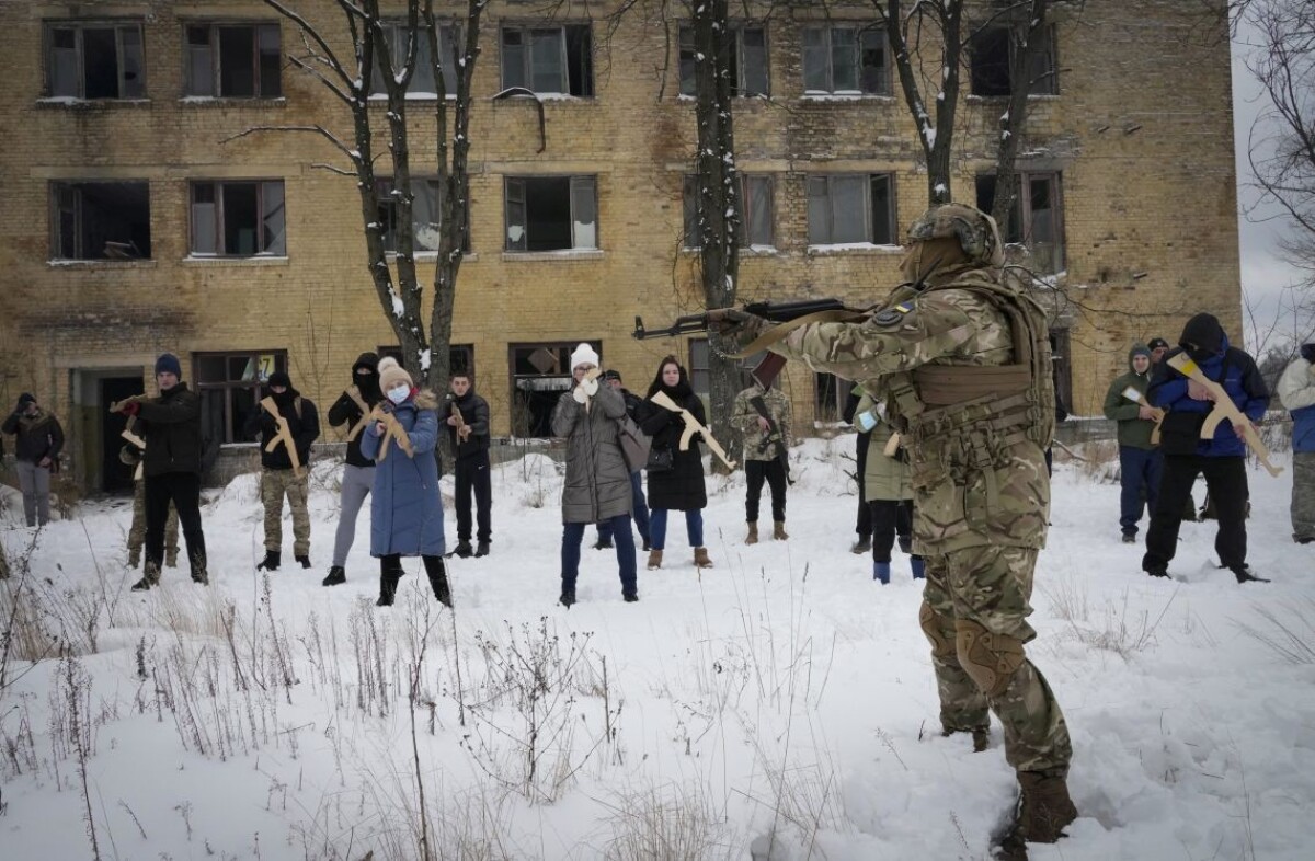 Miestni obyvatelia počas vojenského výcviku neďaleko Kyjeva v nedeľu 30. januára 2022.