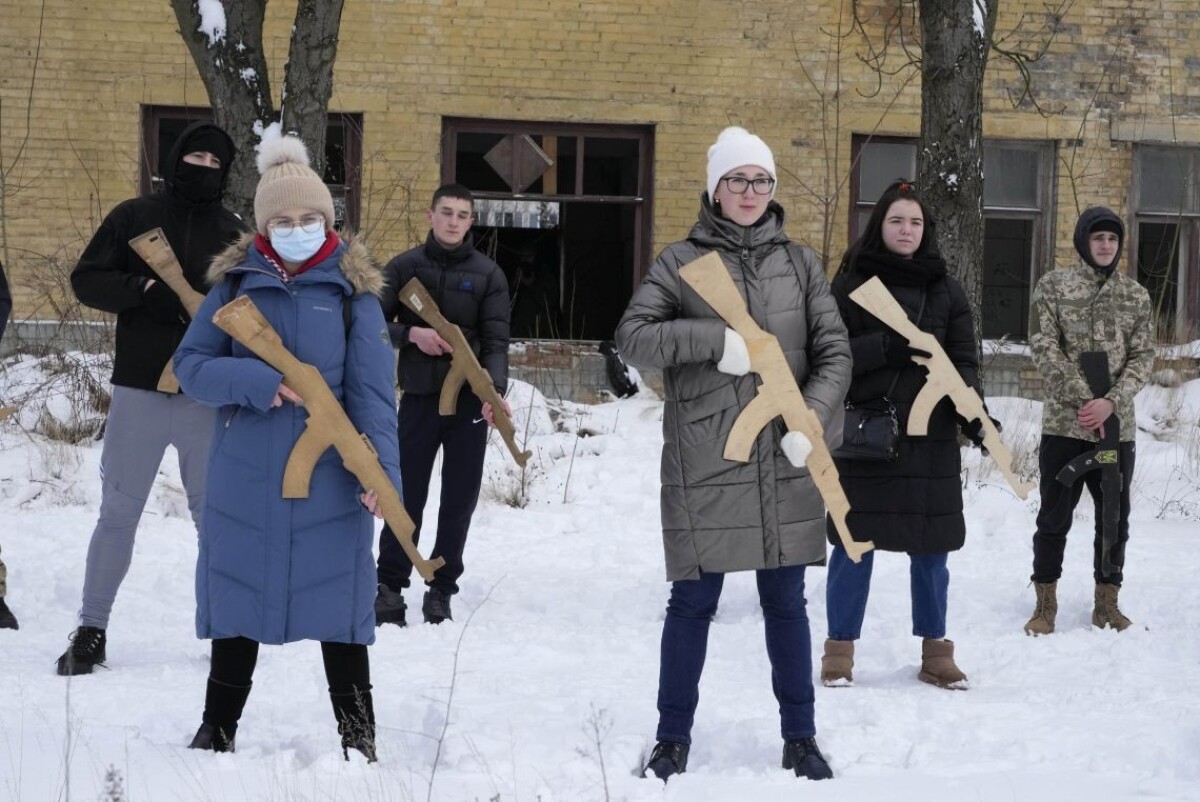 Miestni obyvatelia počas vojenského výcviku neďaleko Kyjeva v nedeľu 30. januára 2022.