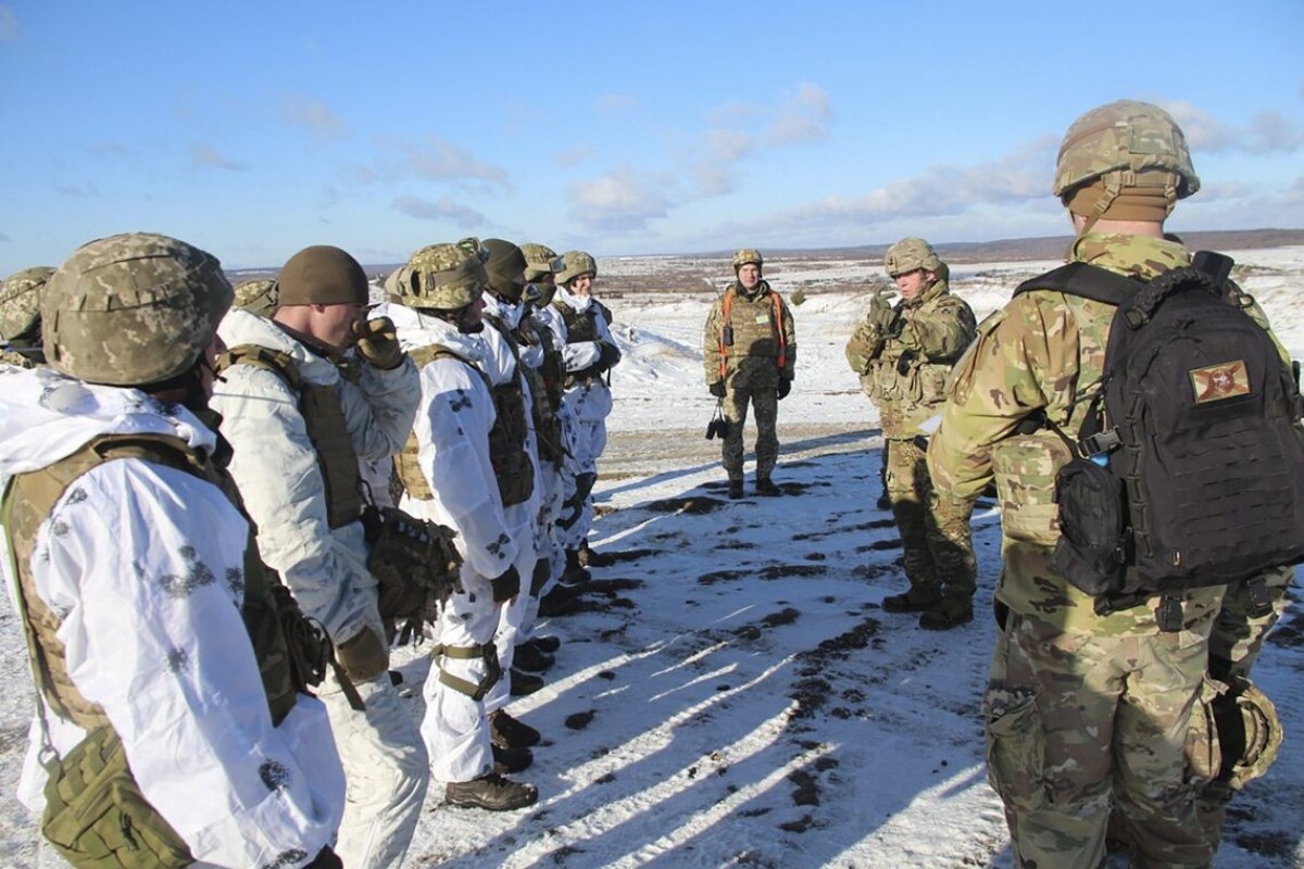 Americkí inštruktori trénujú ukrajinských vojakov na použitie raketovej munície na vojenskej tréningovej základni Javoriv pri Ľvove.