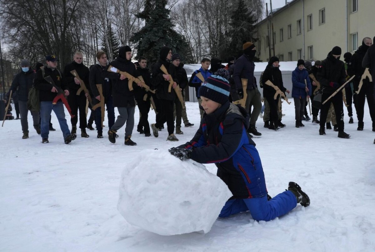 Miestni obyvatelia počas vojenského výcviku neďaleko Kyjeva v nedeľu 30. januára 2022.