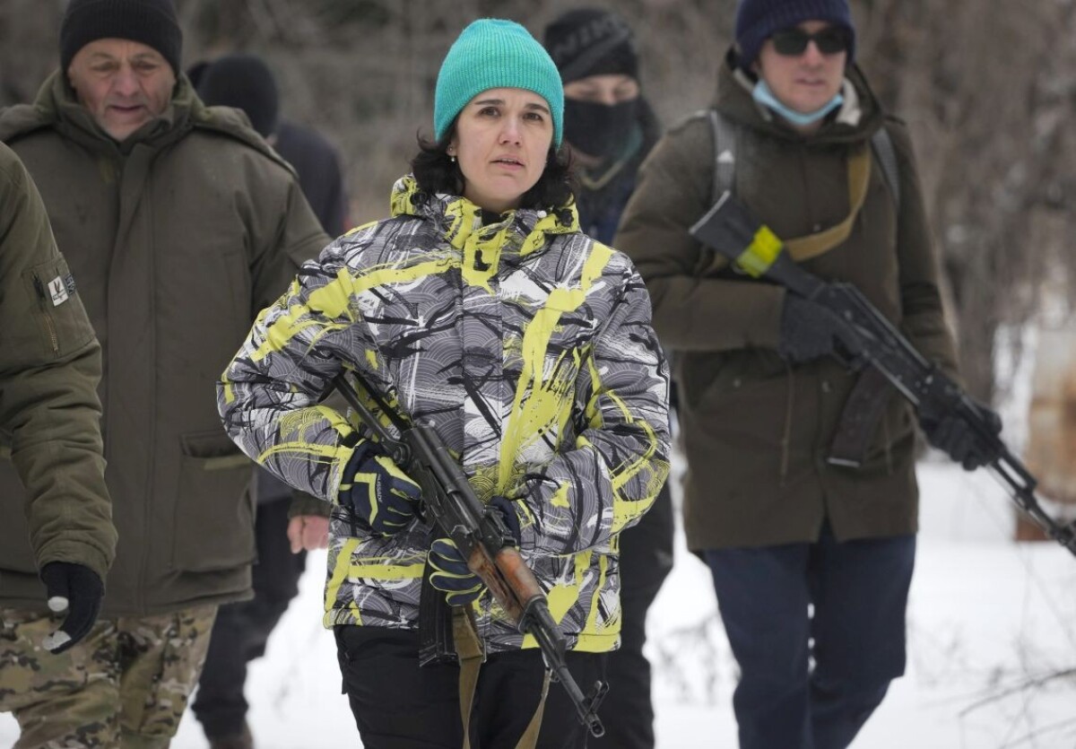 Miestni obyvatelia počas vojenského výcviku neďaleko Kyjeva v nedeľu 30. januára 2022.