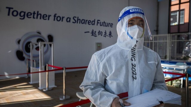 Pracovník v ochrannom oblečení v olympijskej dedine v Pekingu.