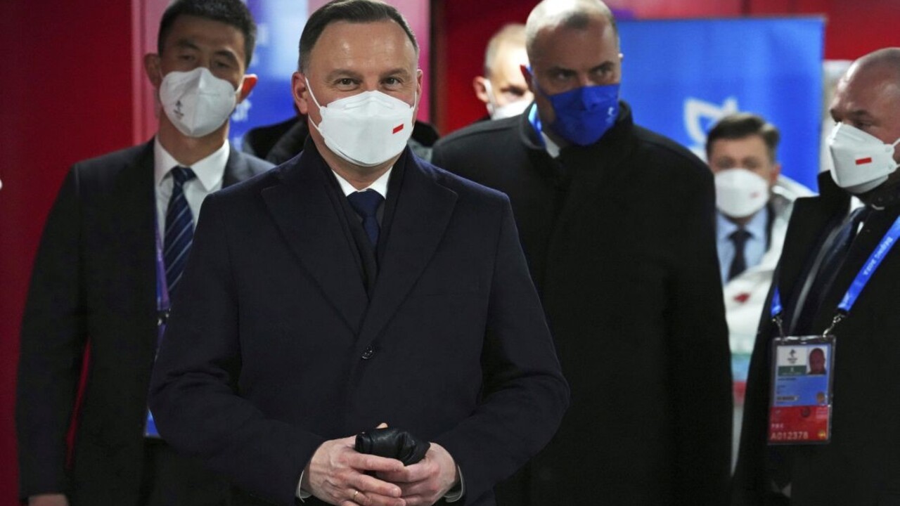Na otváracom ceremoniáli ZOH sa ako jediný z Únie zúčastnil poľský prezident, chce si zachovať dobré vzťahy