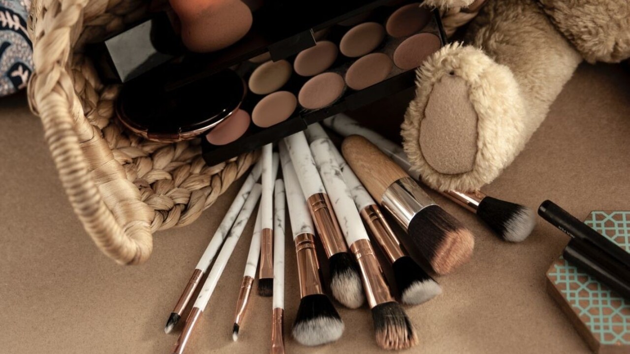 Štetec, hubka alebo prsty. Čo je najlepšie pri nanášaní mejkapu?