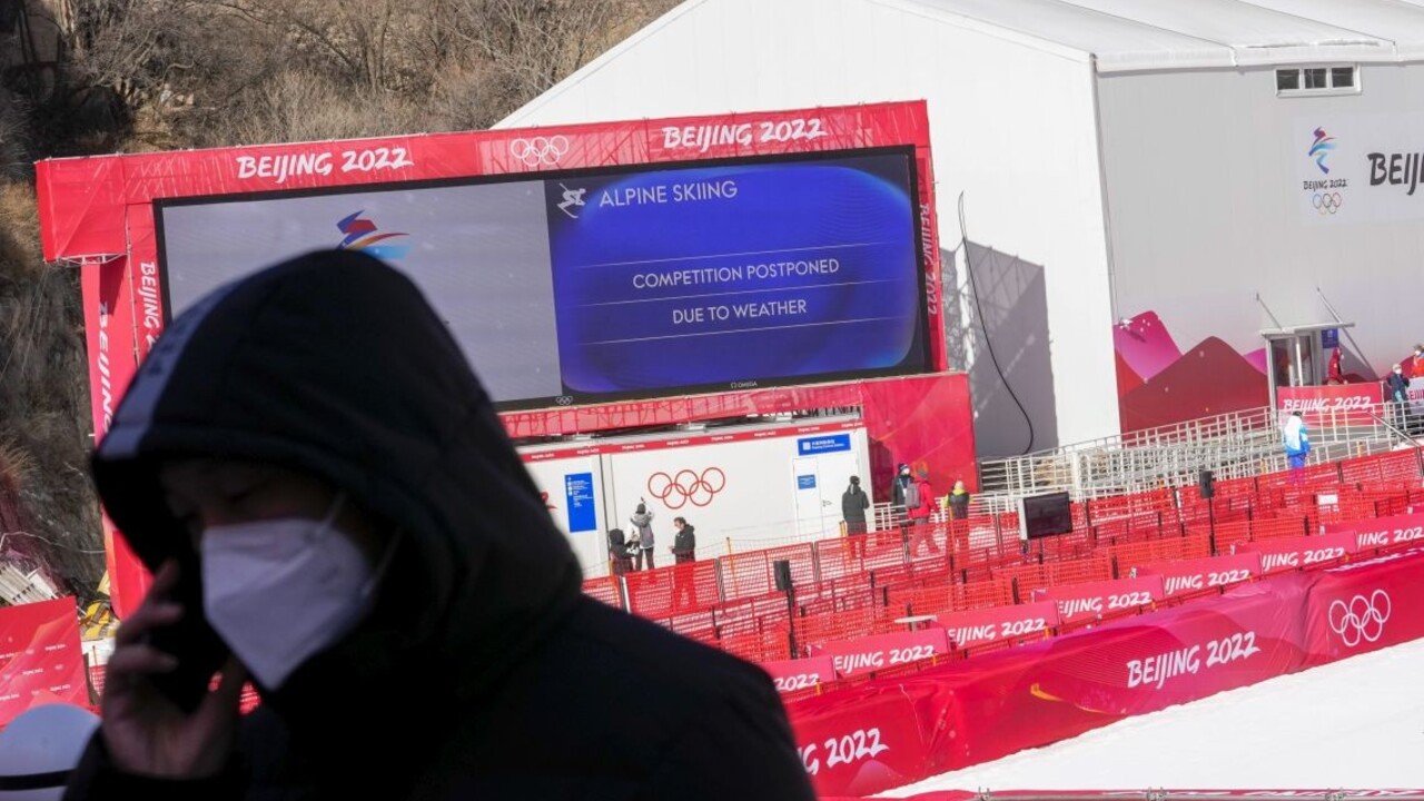 Mužský zjazd musel byť pre silný nárazový vietor zrušený. Nový termín zatiaľ nie je známy