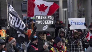 Demonštranti v Kanade sa nevzdávajú. Centrum Ottawy blokujú už osem dní, pridalo sa aj Toronto