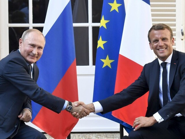 Macron pred cestou do Ruska hovoril s Bidenom o ukrajinskej kríze
