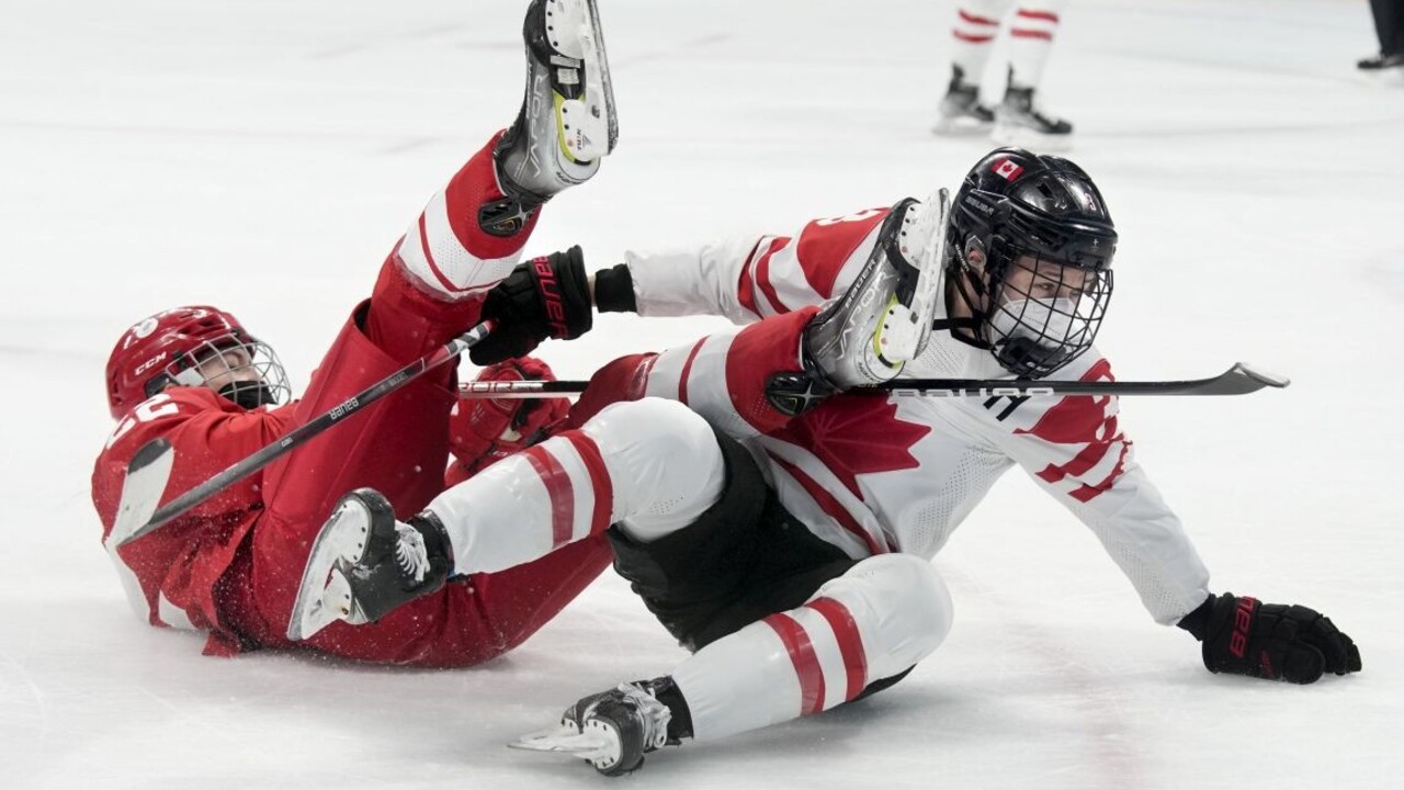 Kuriózna situácia na ZOH. Hokejistky museli hrať zápas v respirátore, Ruskám meškali výsledky testov