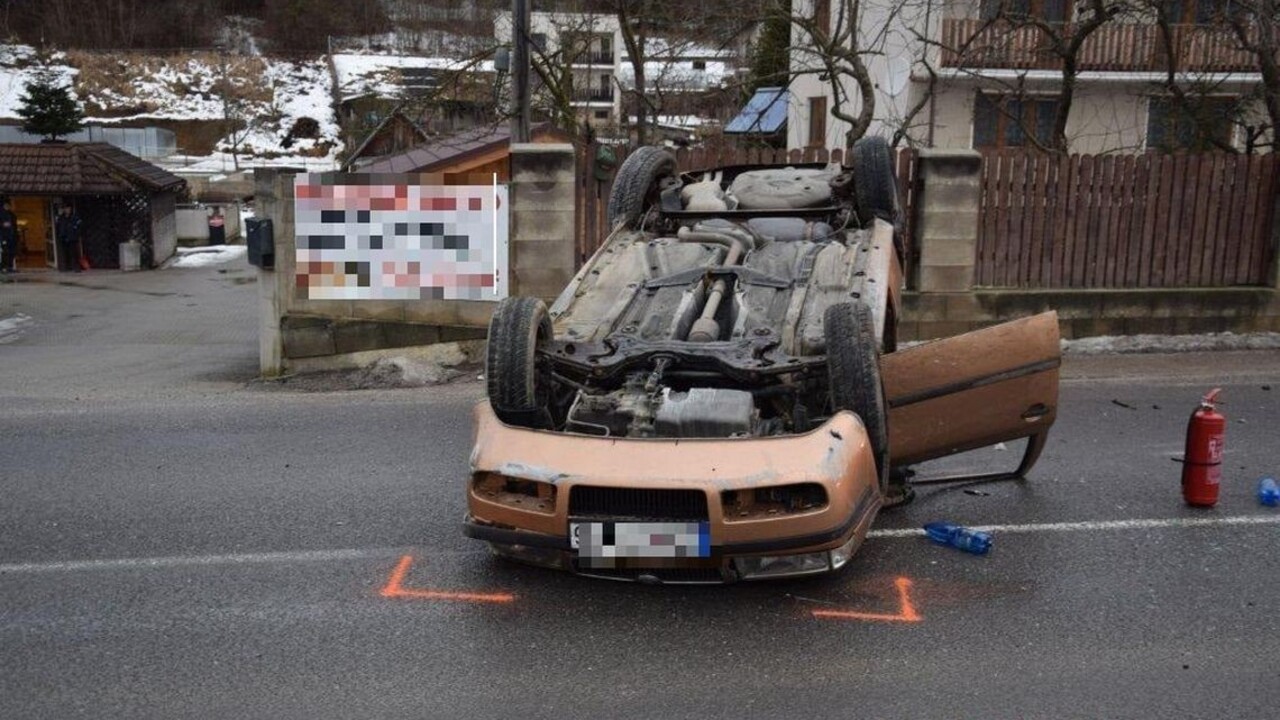Ďalší opitý vodič na cestách. Po náraze do plota prevrátil auto na strechu