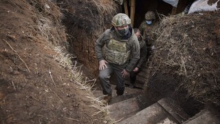 Kontrola dokladov, nepriestrelné vesty a prilby. Aká je situácia na Donbase?