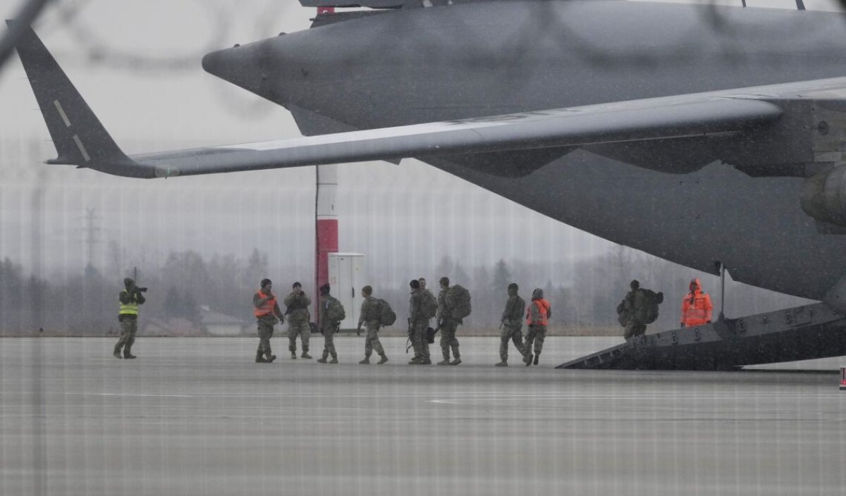 Americké jednotky vykladajú vozidlá z dopravného lietadla po ich prílete z Fort Bragg na letisko Rzeszów-Jasionka  na juhovýchode Poľska 6.