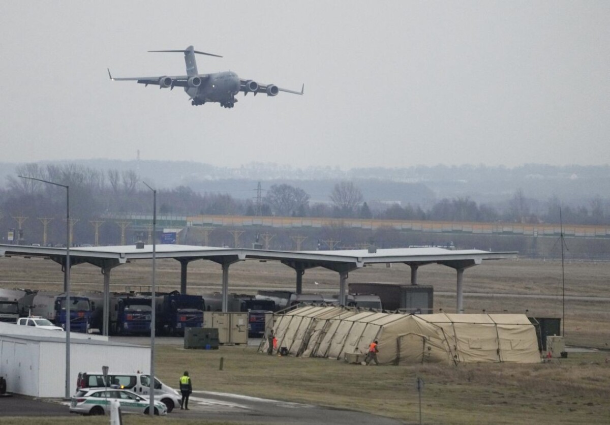 Lietadlo amerických vzdušných síl pristáva na letisku Rzeszów-Jasionka  na juhovýchode Poľska 6.