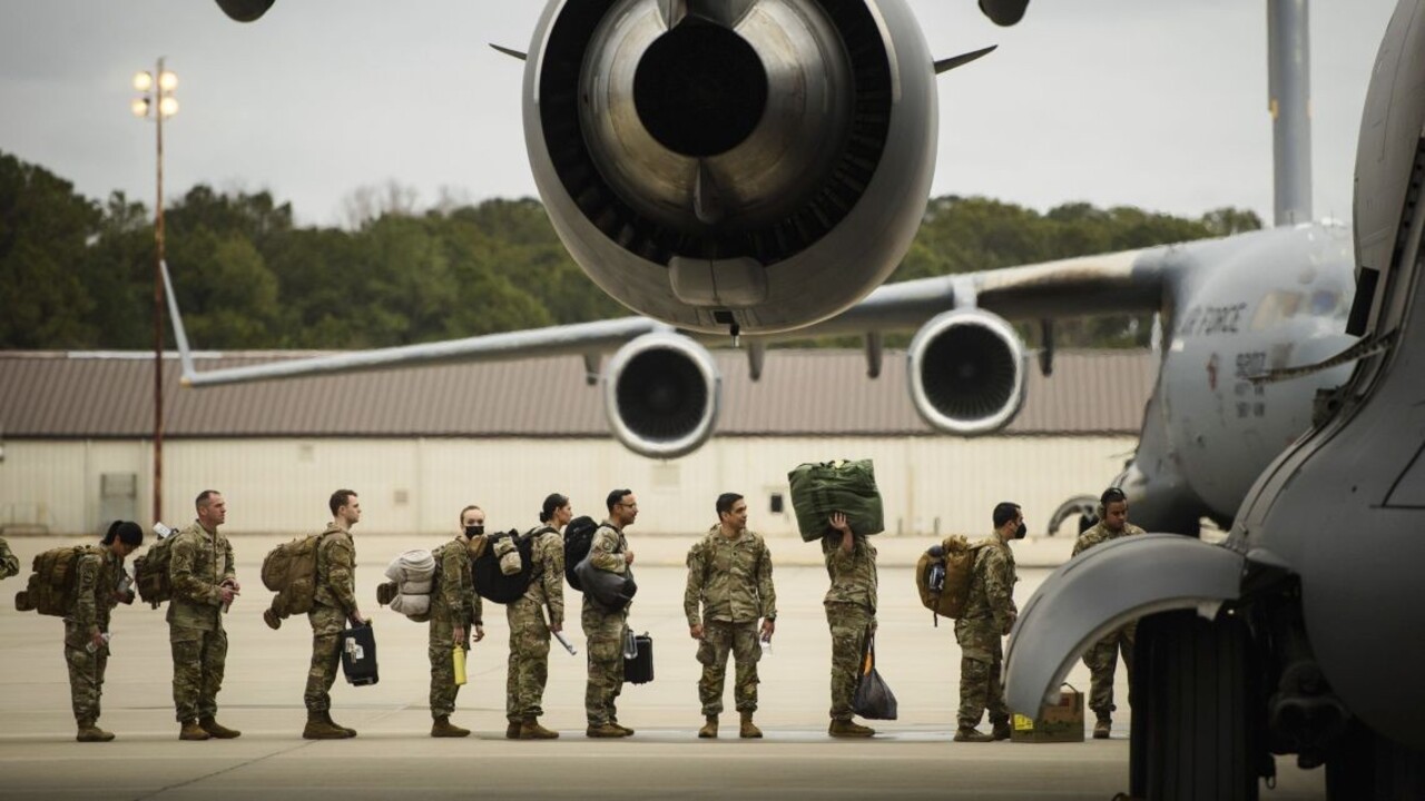 V Poľsku pristáli tri lietadlá s americkými výsadkármi, pricestoval aj generál Donahue