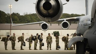 V Poľsku pristáli tri lietadlá s americkými výsadkármi, pricestoval aj generál Donahue