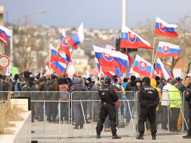 FOTO: Pred parlamentom bolo rušno. Pokojný priebeh protestov narušila roztržka polície a zásah ťažkoodencov