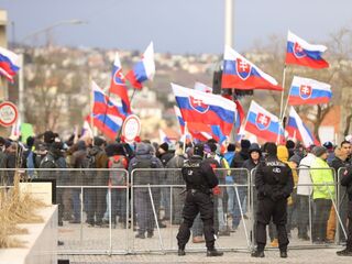 Protest proti obrannej zmluve s USA.