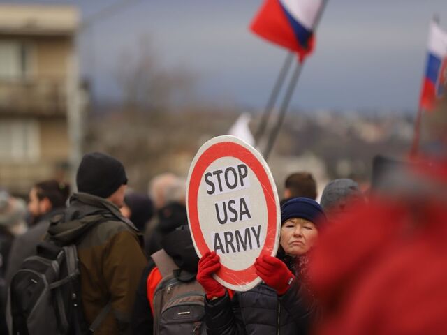 Mimoriadna schôdza k obrannej dohode s USA je plná emócií. Čo si o tom myslí politológ?