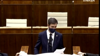 Rozprava o obrannej dohode s USA pokračuje. Situácia sa po prečítaní Žilinkovho príspevku upokojila