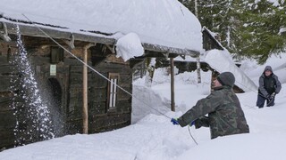 Obce na severe Slovenska naďalej zasypáva sneh. Vyhlasujú mimoriadnu situáciu