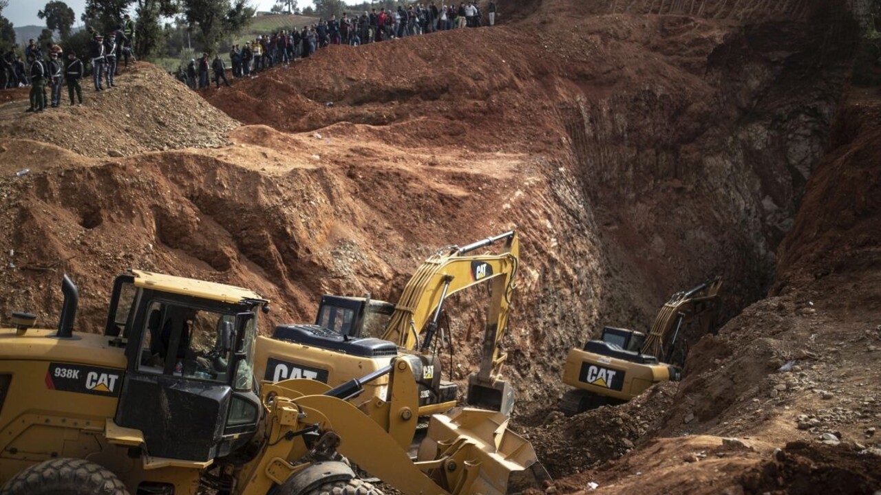 Rijád začal po tragickej smrti malého Maročana konať. Rozhodli sa zasypať a ohradiť stovky studní