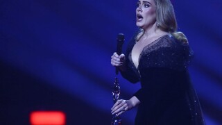 V Británii sa udeľovali hudobné ceny. Speváčka Adele získala na Brit Awards tri ocenenia