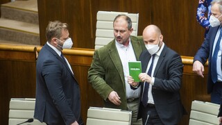 Poslanci porušili povinnosti z rokovacieho poriadku. Došlo k poškodeniu hlasovacieho zariadenia