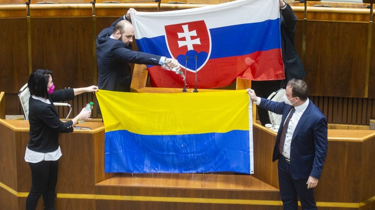 Borguľa zo Sme rodina kritizoval aj koaličných poslancov, vlajka do pléna nepatrí