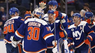 NHL: Halák inkasoval päť gólov a striedal už v 17. minúte, Chára pri výhre Islanders asistoval