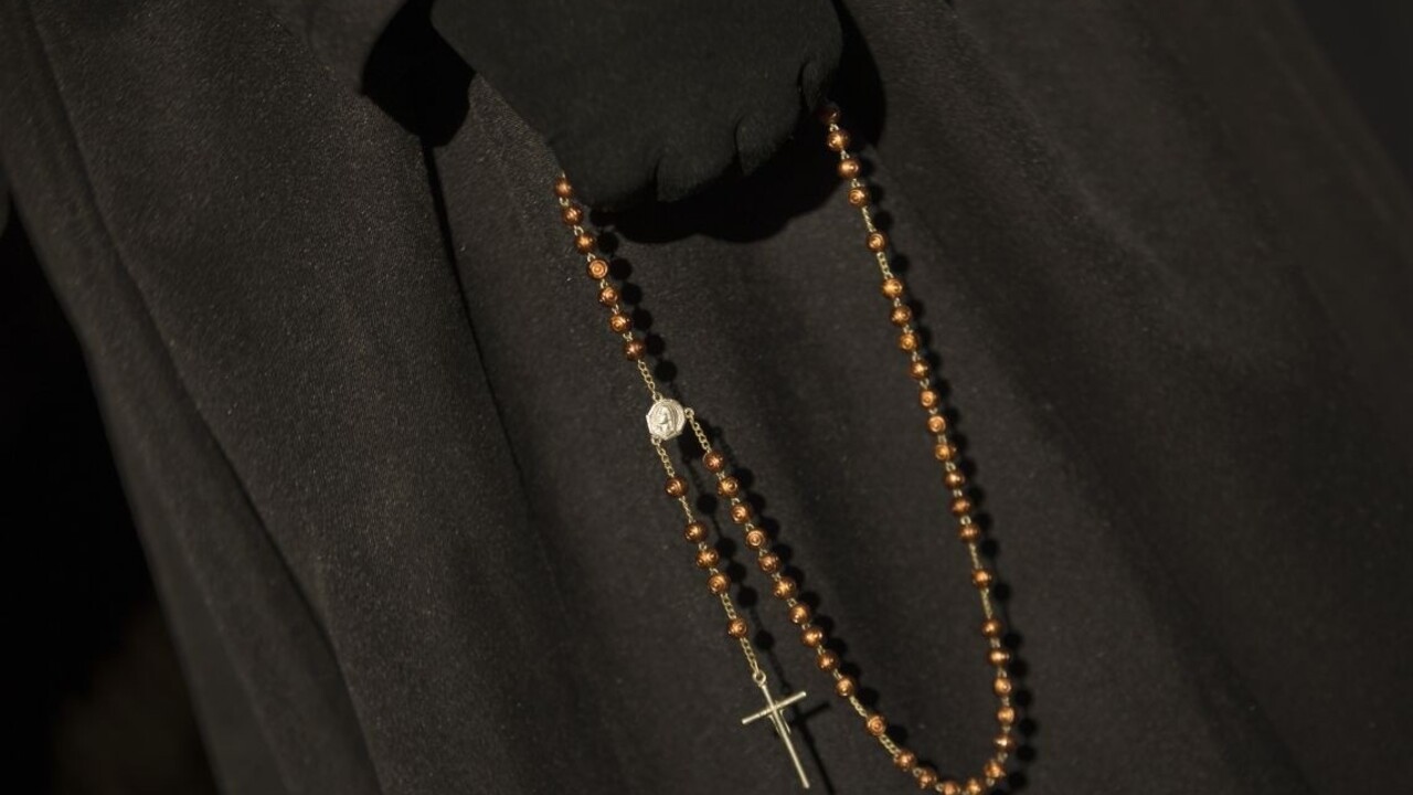 Nezávislá komisia preveruje prípady zneužívania detí kňazmi. Len za prvý mesiac dostali vyše 200 hlásení