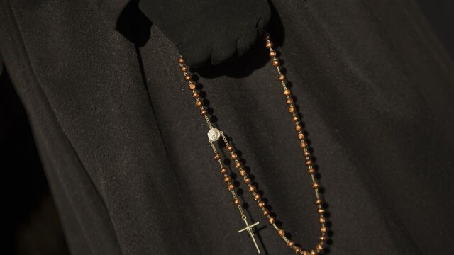 Nezávislá komisia preveruje prípady zneužívania detí kňazmi. Len za prvý mesiac dostali vyše 200 hlásení