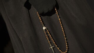 Nezávislá komisia preveruje prípady zneužívania detí kňazmi. Len za prvý mesiac dostali vyše 200 hlásení