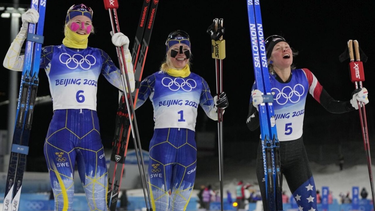 Mnohí olympijskí lyžiari majú na tvári prilepenú farebnú pásku. Čo ich k tomu vedie?