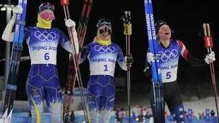 Mnohí olympijskí lyžiari majú na tvári prilepenú farebnú pásku. Čo ich k tomu vedie?
