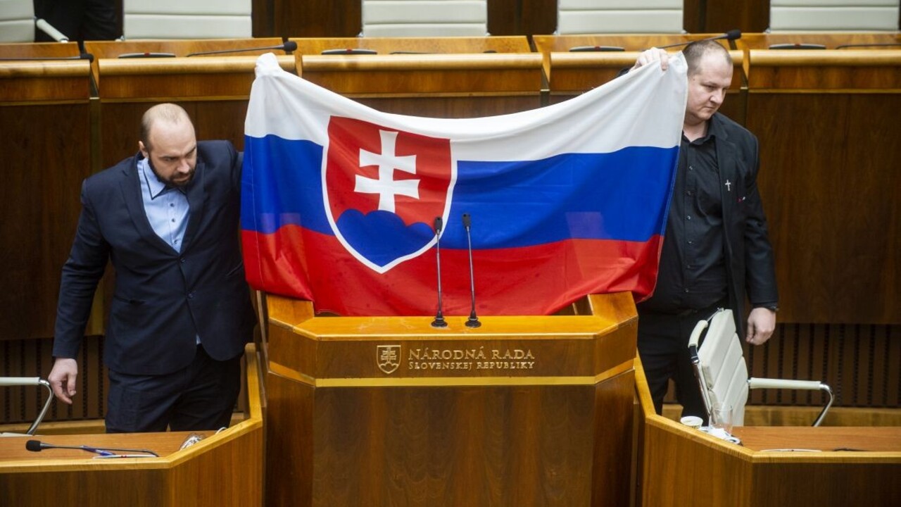 Koalícia má väčšinu, rokovanie o dohode s USA išlo však podľa opozičného scenára